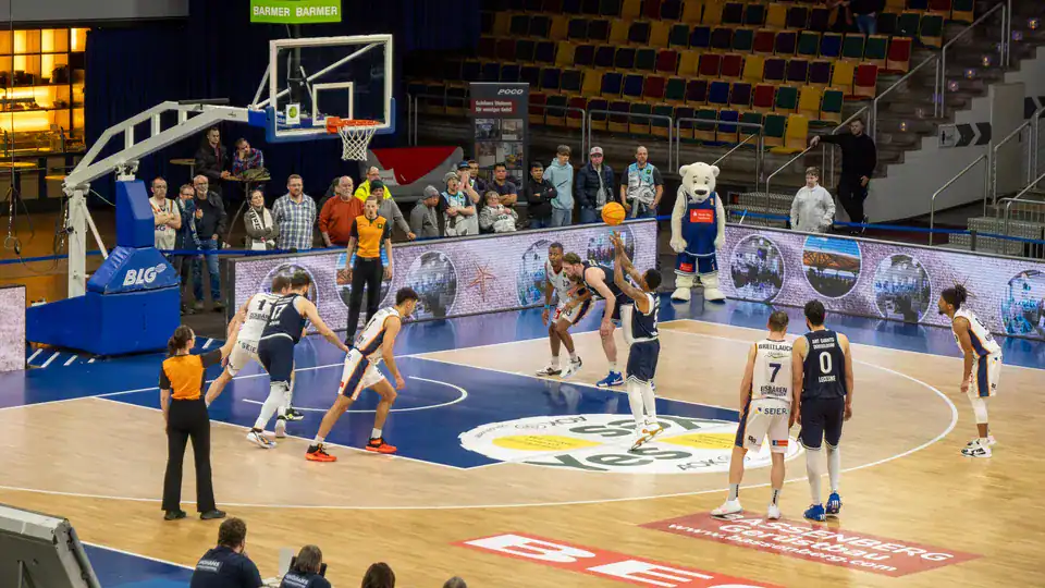 Weite Ansicht der Basketballhalle während einer Freiwurfsituation.