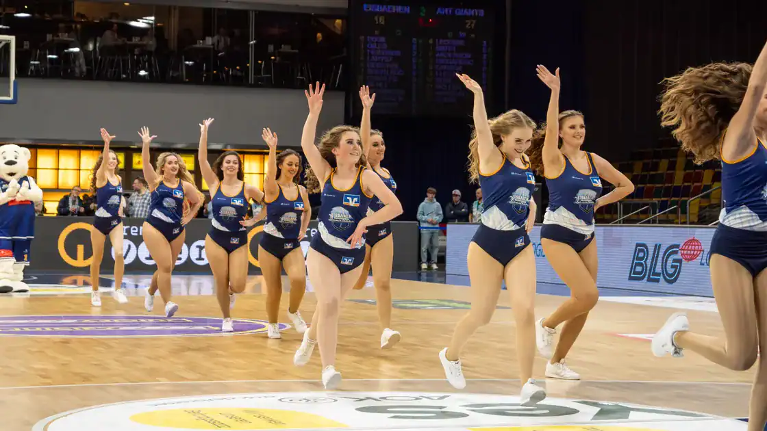 Cheerleader bei ihrem Auftritt auf dem Basketballfeld.