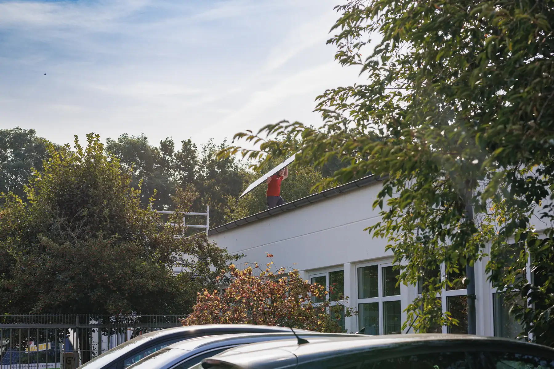 Photovoltaik Monteur auf dem Dach - Social Media Agentur Bremen - PAETSCH Media