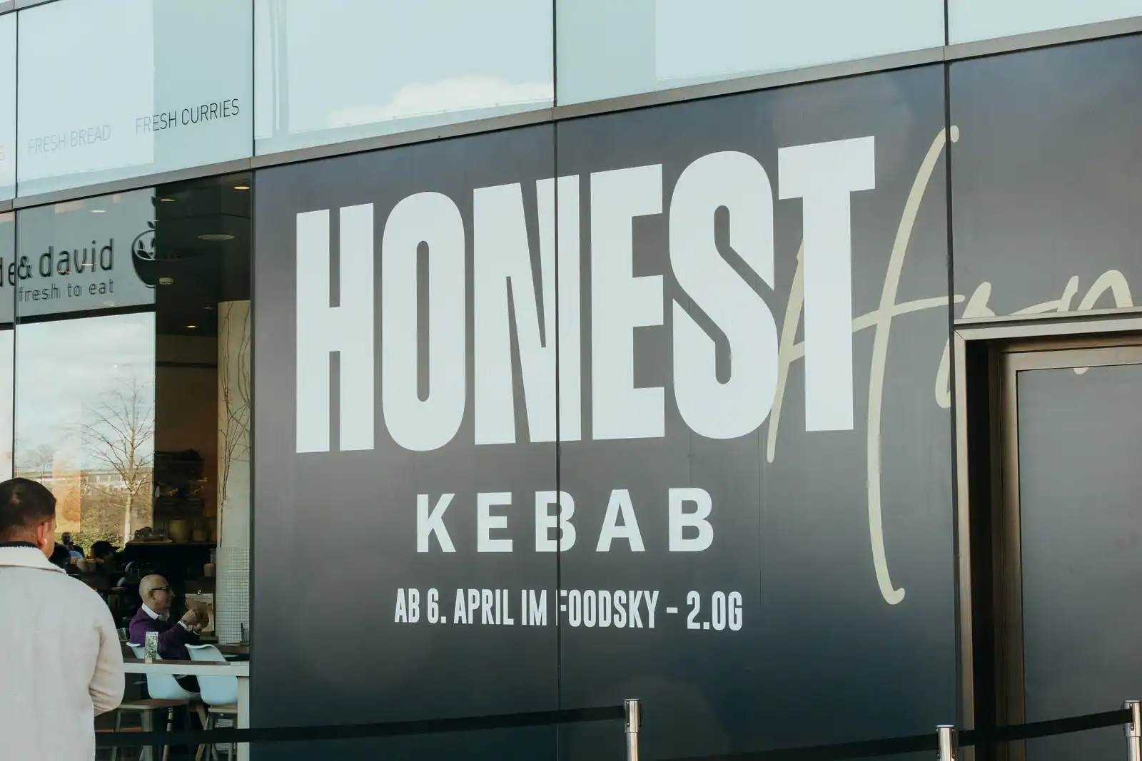 Großer Honest-Kebab-Schriftzug mit Eröffnungshinweis an der Restaurantfront.